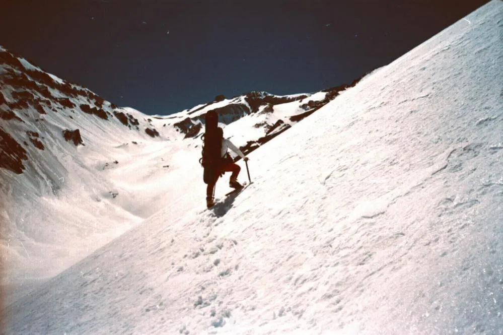 snowboardista haciendo bootpacking