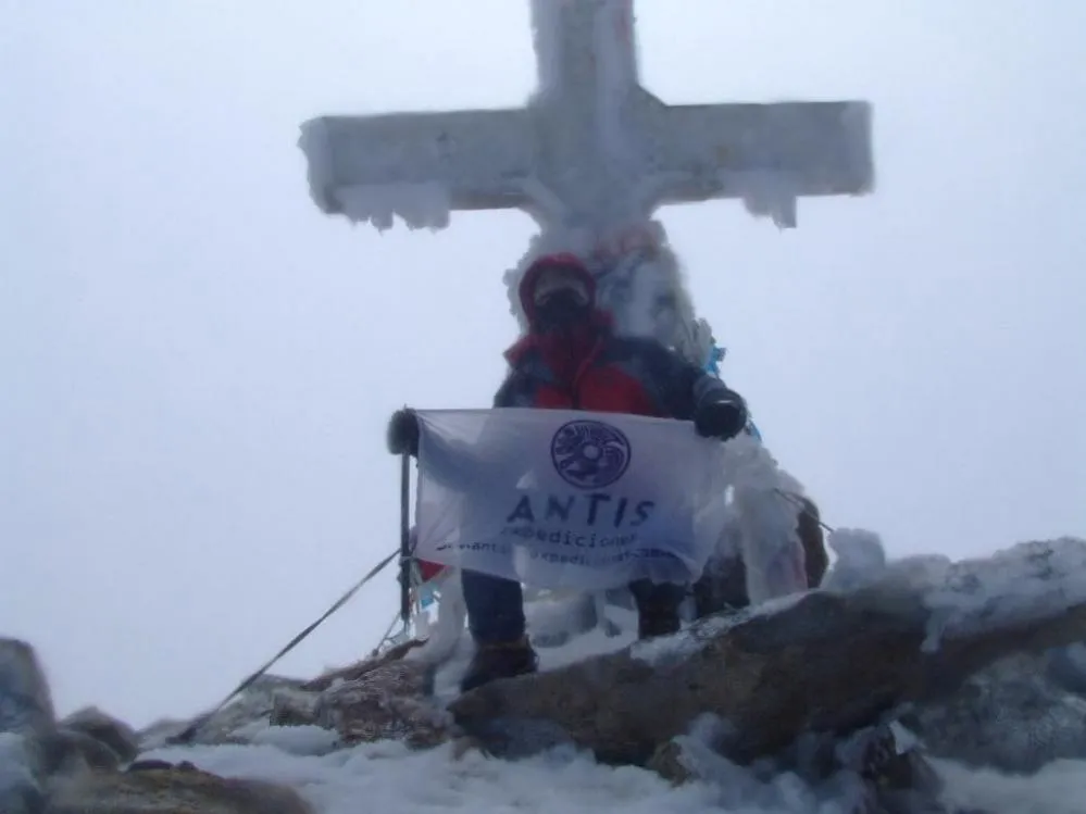bandera de antis en cumbre helada