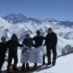 grupo posando en una salida invernal con la bandera de antis