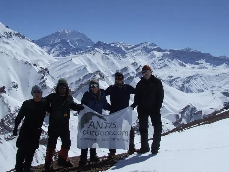 grupo posando en una salida invernal con la bandera de antis