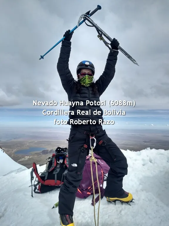 Escalador en la cumbre del Huayna Potosi