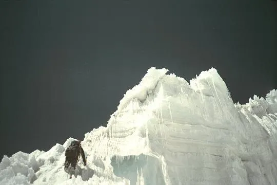 escalador llegando a cumbre helada en la cordillera blanca