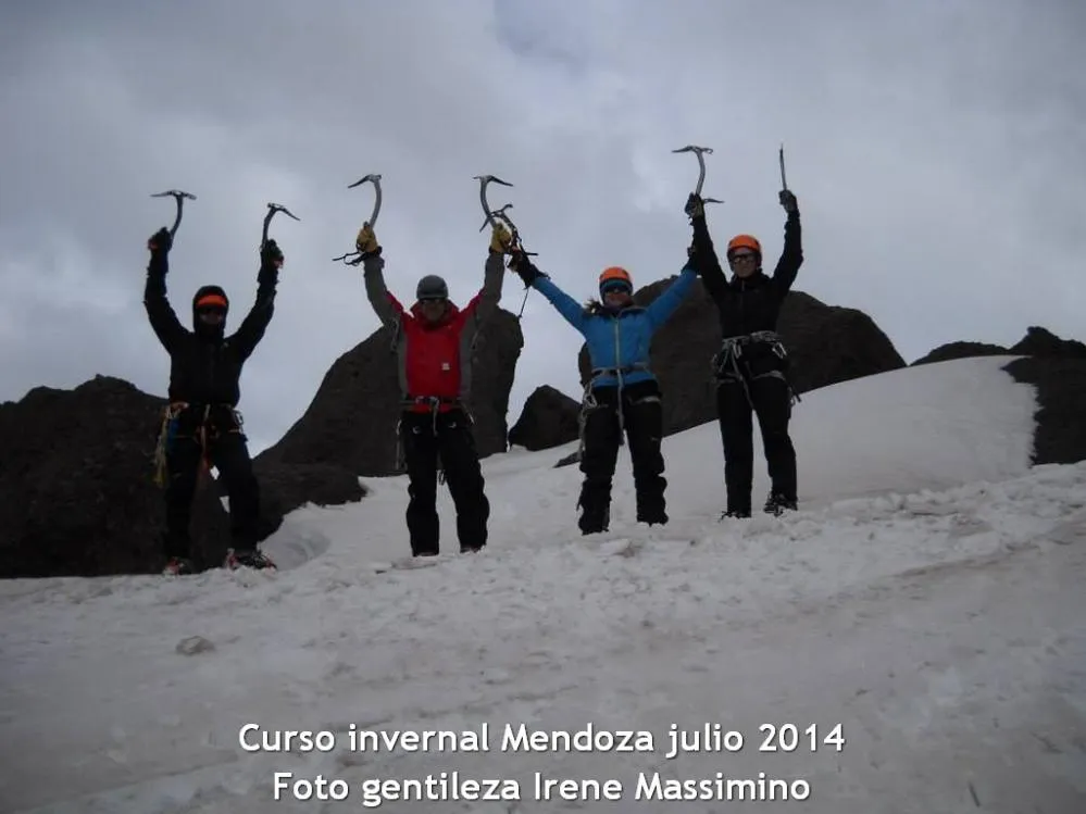 cuatro escaladores en un curso invernal en mendoza